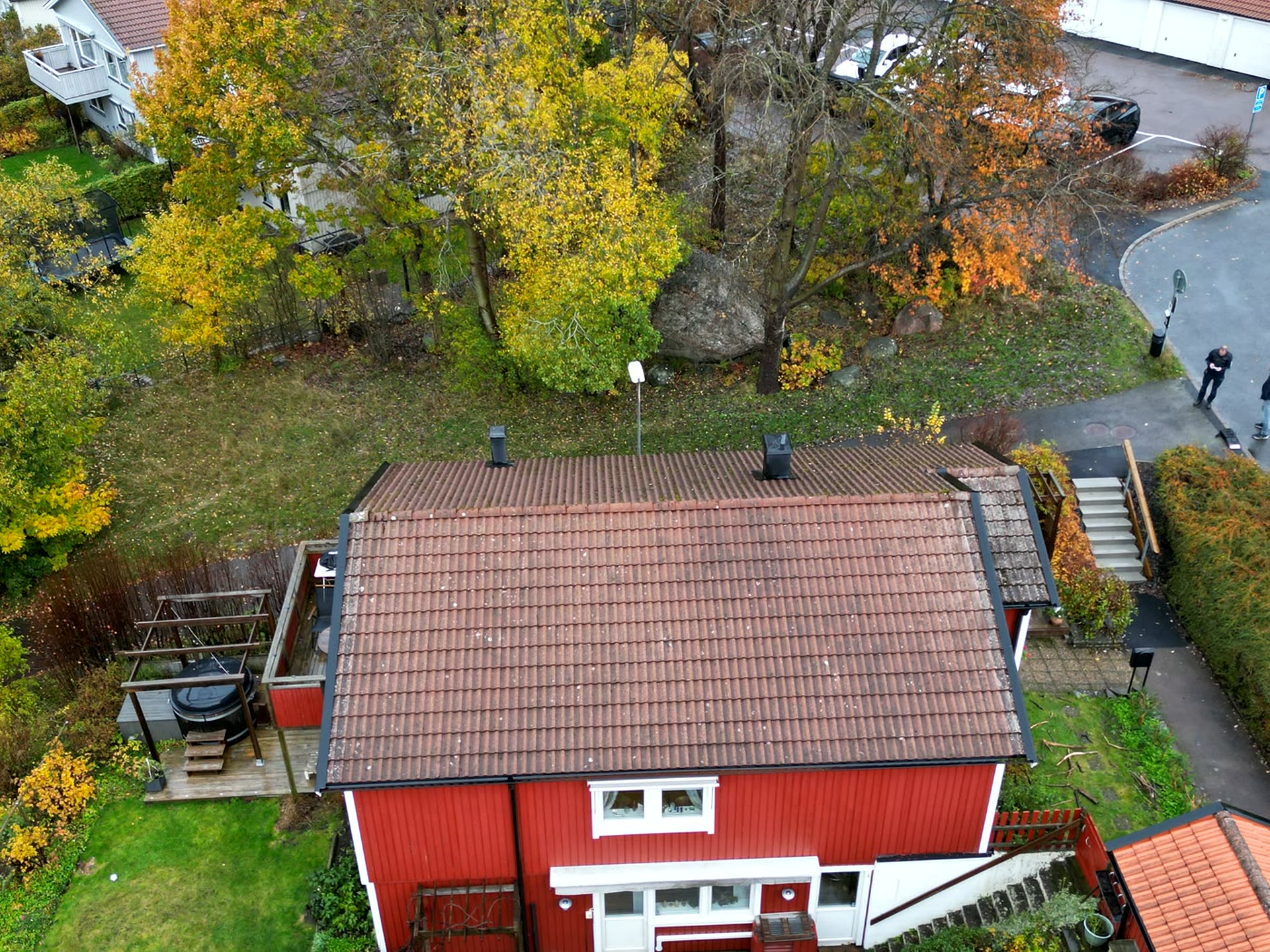Drönarvy över flerbostadshus med stort tak i Västra Götaland
