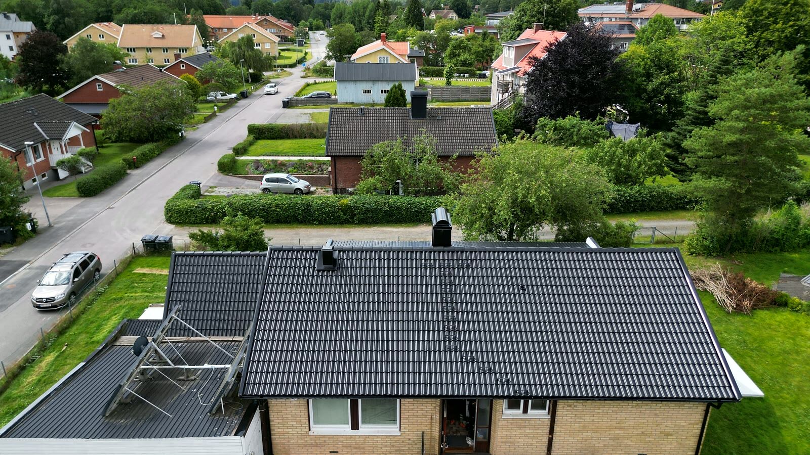 Drönarvy över nylagt tak på villa i Västra Götaland