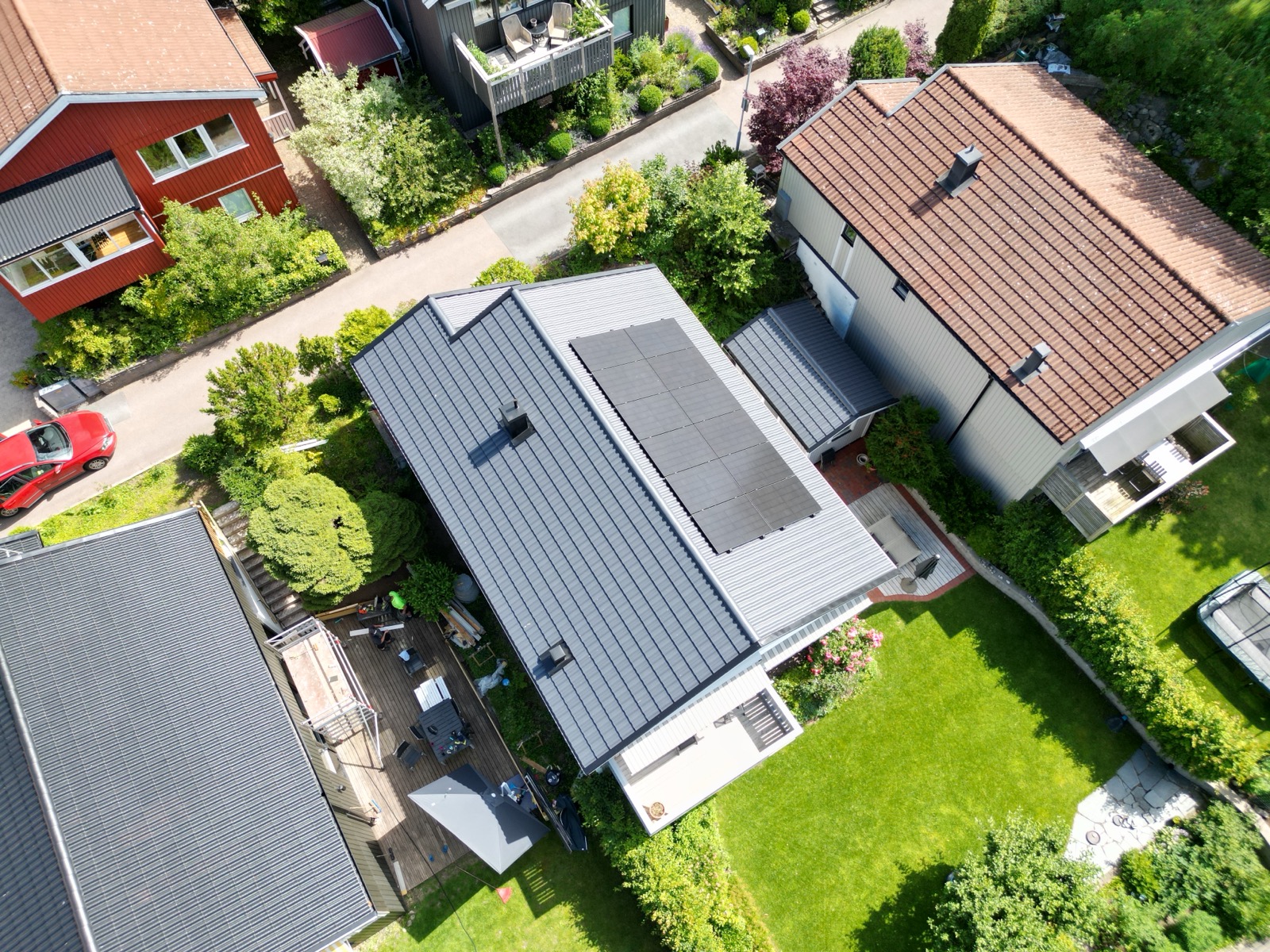Takbyte utfört av Skantak – Nytt tak med solceller i Mölndal.