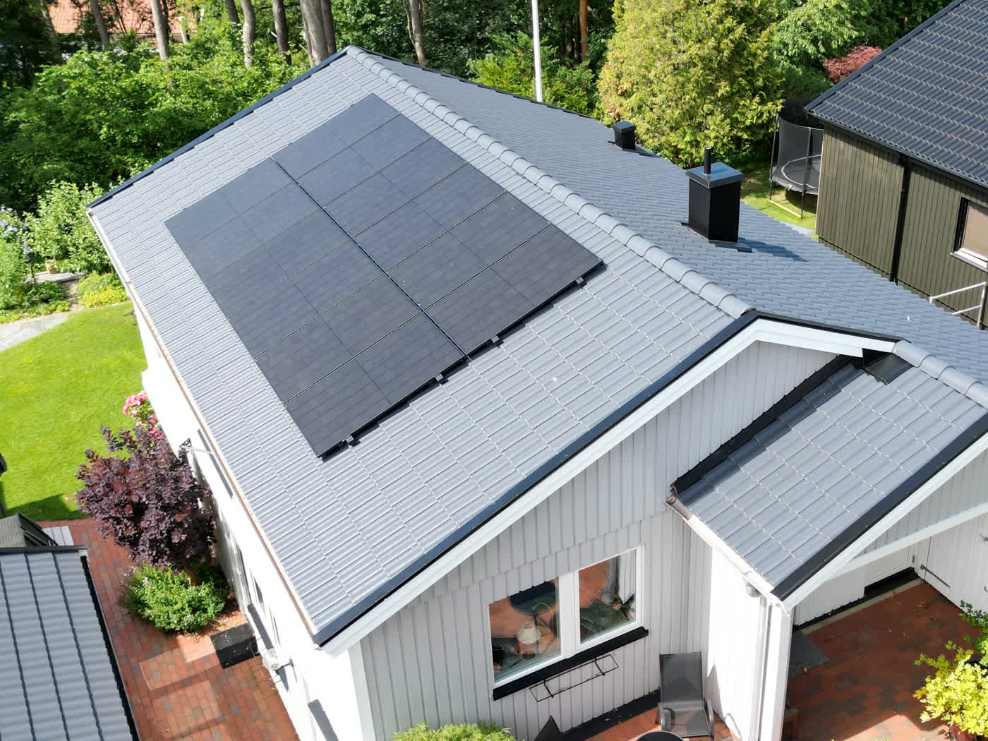 Takbyte utfört av Skandinaviska Takgruppen – Nytt tak med solceller – ett av våra takbyten i Västra Götaland, drönarvy.